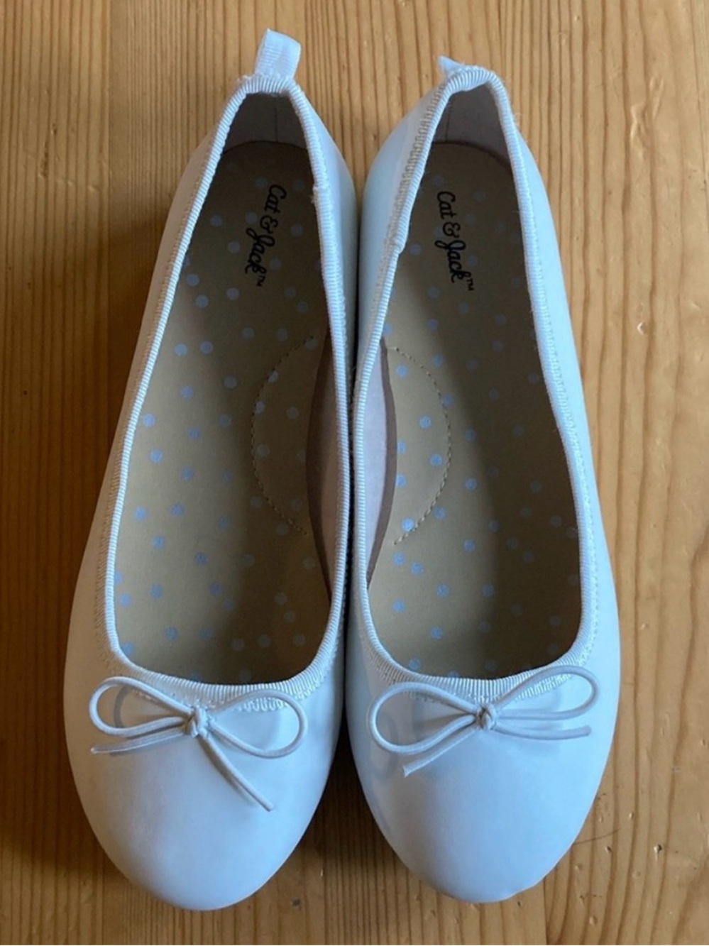 NWOT Cat & Jack White Slip-On Girls Shoes, Flats with small bow, size 2